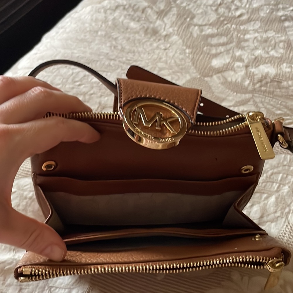 Michael kors crossbody - Picture 3 of 6
